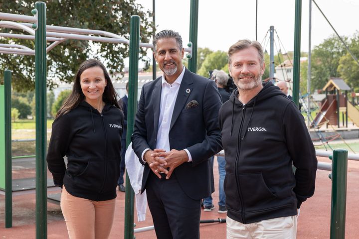 Kultur- og likestillingsminister Abid Q. Raja la fredag frem den nye idrettsstrategien i Iladalen i Oslo. Nabolaget hvor han selv vokste opp og jobbet for et aktivitetstilbud som ung. Her sammen med daglig leder i Tverga,Lisa Mari Watsonog styreleder i Tverga, Petter Hatlem. Foto: June Witzøe