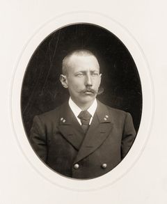 Roald Amundsen tok styrmannseksamen ved Kristiania Sjømandskole i 1895. 
Dette er en av flere lite kjente bilder av Amundsen som nå kan ses i den nye utstillingen: "Drøm store tanker - 
nå høye mål".