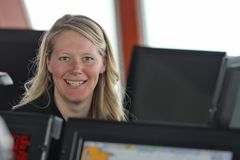 SPENNENDE ØVINGSDAG: Førstemaskinist Kristin Brandt Hansen har en annerledes, men spennende dag på jobb. – Vanligvis trener vi mest på det tekniske, i dag har vi øvet mer på koordinering og samspill mellom fartøy og flere involverte, sier hun.