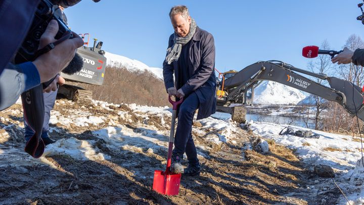 Samferdselsminister Jon-Ivar Nygård tok første spadetak i dag, tirsdag. Foto: Henrik Jonassen/SD