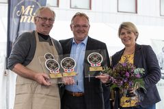 En fornøyd Jørn Hafslund mottar Spesialitet-merkene sine under Bergen Matfestival. Fra venstre: Jørn Hafslund, fiskeriminister Per Sandberg og direktør i Matmerk, Nina Sundqvist. Foto: Janneche Strønen/Bergen Matfestival