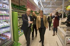 KIWI-sjef Jan Paul Bjørkøy gir Klimaministeren omvisning i KIWI Auli.