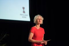 Generalsekretær i Rådet for psykisk helse, Tove Gundersen, er konferansier på Møteplass Folkehelse på Sentralen i Oslo den 25. april 2017. (Foto: Birgitte Heneide, Frivillighet Norge)