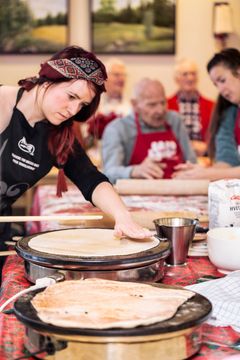 Mari Gjengedal fra Norges bygdekvinnelag sørger for at lefsene blir riktig stekt. Foto: brodogkorn.no