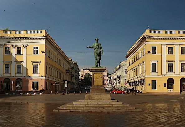Primorsky bulevard. Foto: Alex Levitsky & Dmitry Shamatazhi, CC BY-SA 3.0. Link: https://en.wikipedia.org/wiki/Odesa#/media/File:Primorskiy-bulvar-7-8-5.jpg