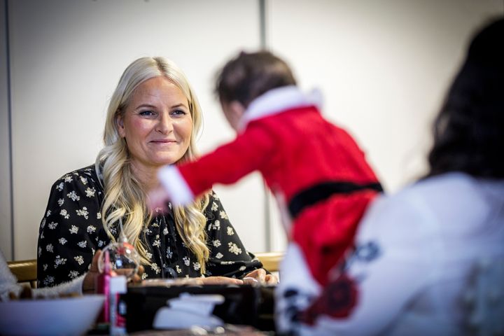 Kronprinsparet besøkte onsdag Blå Kors barnas stasjon på Alna. Der laget de julepynt med barna mens de lærte om tilbudet.