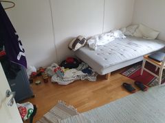 STANSET INNKVARTERING: Bilde fra enebolig hvor det bodde fem personer. Alle hadde eget soverom, men delte stue, kjøkken og bad. De gjennomførte innreisekarantene her, og dette ble følgelig stanset. (foto: Arbeidstilsynet)