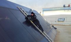 Dan Varholm monterer glass på Color Magic. (Foto: Privat)