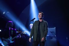 SYNGER SINATRA: Øystein H. Hegvik. Foto: Thomas Reisæter/TV 2