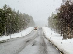 Hold deg oppdatert om vær- og føreforhold når du skal ut i juletrafikken. Foto: Knut Opeide / Statens vegvesen
