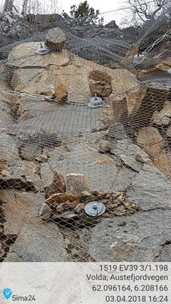Under inspeksjon fann Vegtilsynet at om lag 50 prosent av dei undersøkte strekningane hadde nedfall av stein i steinsprangnetta.