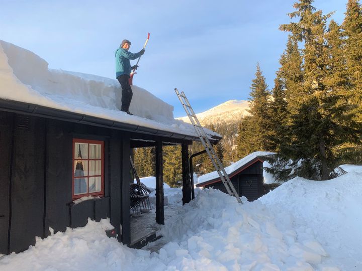 Mange hytter har nå mye snø på taket. Husk å måke.