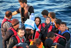 FLYKTER: I overlessede gummibåter forsøker flyktningene å ta seg over fra Tyrkia til Lesvos. Den farefulle ferden har kostet mange menneskeliv i løpet av året. Foto: Redningsselskapet
