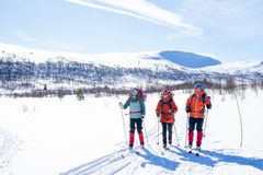 Mange områder i Sør-Norge byr på en solfylt start på påsken! Her ved Solheimstulen Turisthytte på Hardangervidda. FOTO: Ulrik Kramer