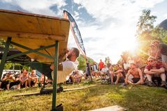 Buldring er ikke bare for vegger og kampesteiner - de mest kreative buldrer under bordet! Fra konkurranse i 2018. Foto: Kyle Meyr