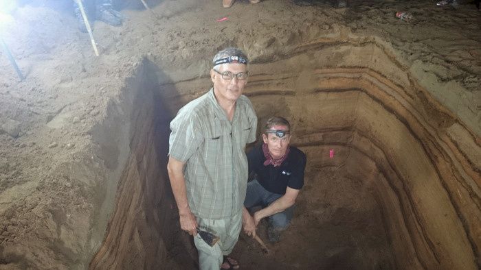 I en hule ved Banda Aceh, Indonesia, har de amerikanske geologene Charles Rubin og Kerry Sieh gjort funn av tidligere tsunamier. Hulen er bosatt av flaggermus, hvor flere lag med mørk guano skiller hvert lag sand fra tidligere tsunamier. Forskningen dokumenteres i «Den neste store tsunamien», premiere lørdag 27. desember kl. 22.00 på National Geographic Channel.
