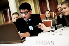 FN-sambandets arrangerer rollespill over hele landet, og over 11 000 skoleelever deltar på våre rollespillet hvert år. Dette bildet er fra et FN-rollespill i Gamle Logen i Oslo 2016. Foto: Paal Audestad