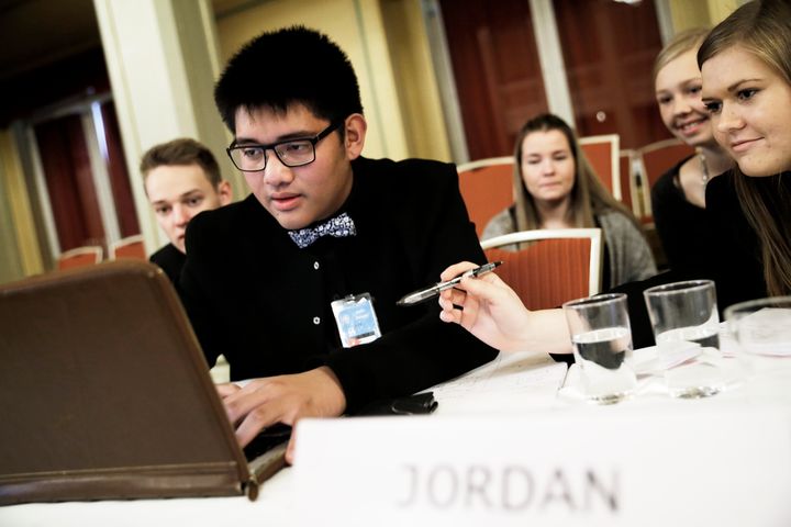 FN-sambandets arrangerer rollespill over hele landet, og over 11 000 skoleelever deltar på våre rollespillet hvert år. Dette bildet er fra et FN-rollespill i Gamle Logen i Oslo 2016. Foto: Paal Audestad