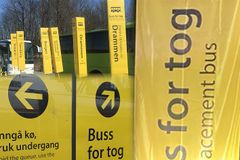Buss for tog er skiltet med gult.