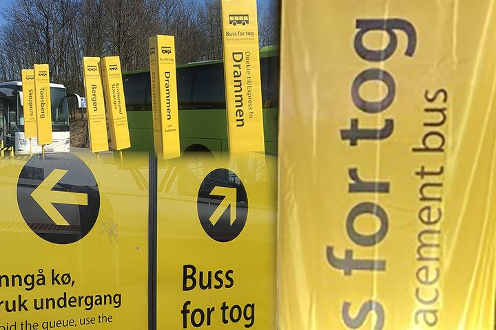 Buss for tog er skiltet med gult.