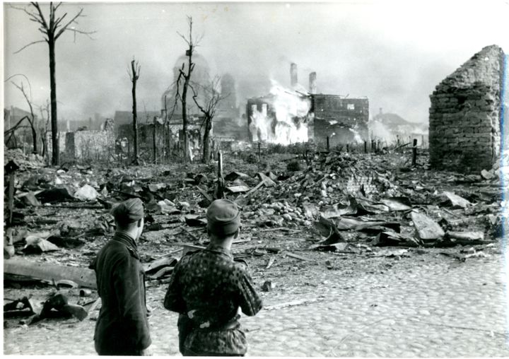 Ødeleggelser etter kampene ved Narvafronten i 1944. Her er Narva by rett etter et angrep. Foto tilhørende landssviksak, domsnummer 2506, Oslo Politikammer.