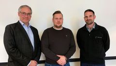 Kontraktssignering samspill Åssiden fotballhall.
Fra venstre: Daglig leder Gjermund Riise Brekke i Drammen eiendom KF, avdelingsleder Håvard Dybendal i Peab og utbyggingssjef Erik Mathiassen i Drammen eiendom KF.