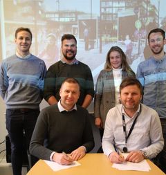 Signering utført! Utbyggingsdirektør Eldar Brynjulfsen i Omsorgsbygg og produksjonssjef Kaj Jacobsen i HENT er enige om å bygge Vollebekk barnehage. Bak står Gaute Høyland, Øyvind Høin og Mina S. Munthe-Kaas fra Omsorgsbygg, og Jan Martin Smørdahl fra HENT.
