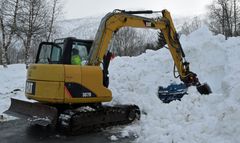Når bilen var lokalisert i dei store snøskredmassane, måtte ei gravemaskin til for å grava han heilt fram. Foto: Lars Olve Hesjedal, Statens vegvesen