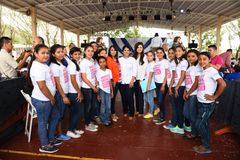 Unge aktivister og Belinda Portillo, Country Director for Plan International Honduras (oransje overdel)