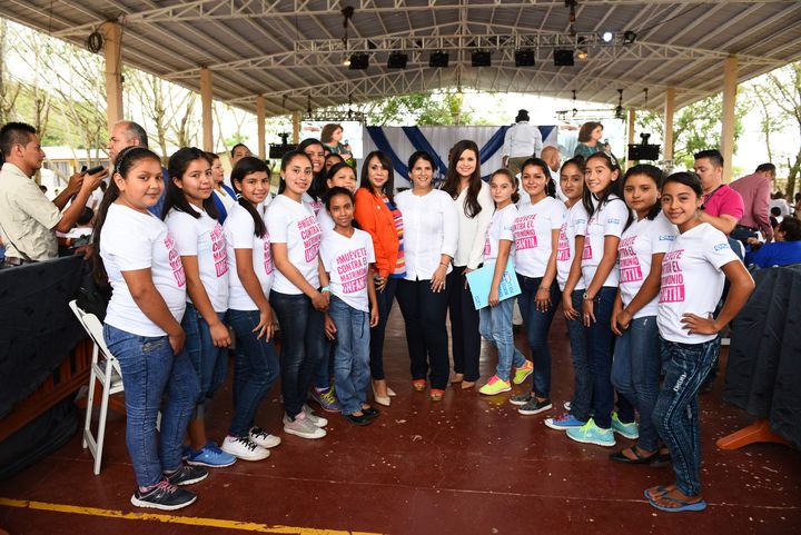 Unge aktivister og Belinda Portillo, Country Director for Plan International Honduras (oransje overdel)