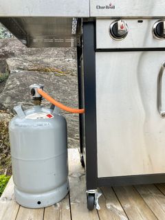 Det er viktig at du sjekker at slanger og koblinger holder tett og at du passer på at gasslangen byttes hvert andre eller tredje år. Foto: Norsk brannvernforening