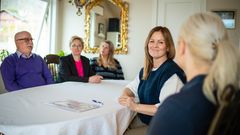 Programleder Siri Kristiansen og advokat Anne-Sofie Rolfsfjord hjemme hos familien Morvik.
FOTO: BENJAMIN DYRDAL / NRK