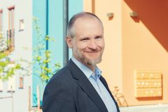 - Forslaget representerer ikke bare en radikal endring fordi man fjerner den avtalefriheten man alltid har hatt mellom likeverdige parter, men også fordi det er en løsning som skiller seg sterkt fra løsningene man har valgt i andre land, sier direktør for interessepolitikk og jus i NBBL, Henning Lauridsen. (Foto: Nadia Frantsen)