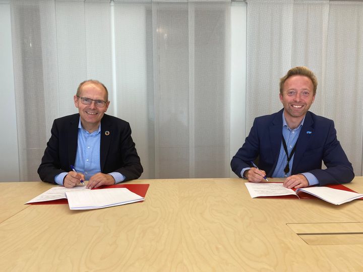 Avtalen ble i dag signert av konsernsjef Gorm Frimannslund i Bane NOR og statssekretær John-Ragnar Aarset i Samferdselsdepartementet.