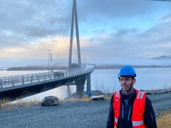 Prosjektsjef Harald Inge Johnsen sier Statens vegvesen hører på alle innspill i planleggingen av E39 Ålesund-Molde. Julsundbrua blir 500 meter lengre enn Hålogalandsbrua i Narvik. Brufolka til Johnsen tar med seg erfaringer fra Narvik i planleggingen av Julsundbrua.