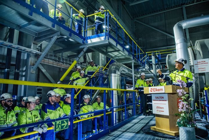 Norges statsminister, Jonas Gahr Støre, sto for den offisielle åpningen av energigjenvinningsanlegget ved Elkem Salten. (foto: Elkem)