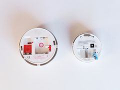 Røykvarsleren til venstre er av en type hvor du kan sette batteriet rett inn. Da kan det plasseres feil, kortslutte og utvikle varme. Røykvarsleren til høyre har batteripute, som gjør at det er umulig å sette batteriet feil. (Illustrasjonsfoto: If)