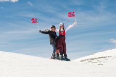 William Matsson og Kaja Hemstad fra Trysil synes det er stas med både 17. mai og snø på fjellet. Foto: Ola Matsson