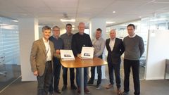 Bilde fra signeringen: F.v: Jon-Erik Lunøe (OBOS), Per-Henrik Eriksen (Skanska), Stian Ruud (OBOS), Carl Chr. Birkeland (OBOS), Espen Rudshaug (Skanska), Sturla Magnus (Skanska), Rudolf Fredriksen (Skanska)