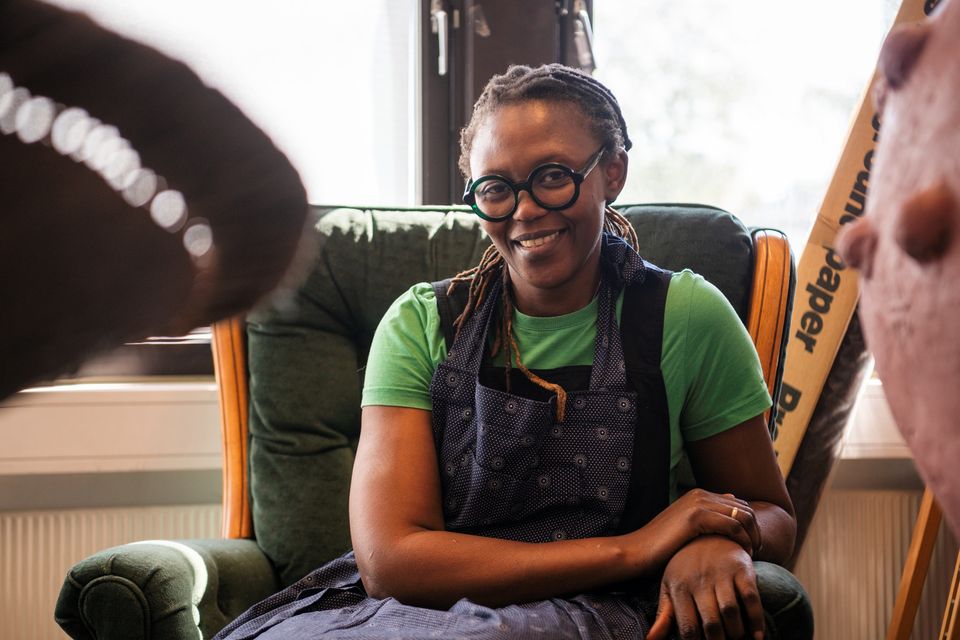 Anawana Haloba i sitt studio