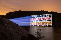 Protest mot Equinors prosjekt i Bay de Nord, i Canada, synlig også i Lysefjorden i går kveld. ©POW projectionsonwalls.com