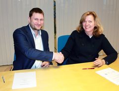 Kystdirektør Kirsti L. Slotsvik og verftsdirektør Hugo Strand fra Fitjar Mekaniske AS signerer kontrakt for OV Ryvingen. Foto: Olav Helge Matvik/Kystverket