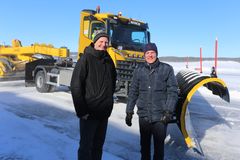 Samferdselsminister Ketil Solvik-Olsen og konsernsjef Dag Falk-Petersen fikk være passasjerer på en av testturene på Fagernes lufthavn, Leirin