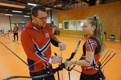På bildet er avtroppende landslagstrener, Ken Henry Tesaker, sammen med en av utøverne, Katrine Hillestad (19) fra Stavanger Bueskyttere. Bilde: Endre Vik Larsen