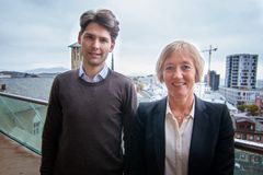 Kristoffer Larsen Seivåg (prosjektleder ny bydel) og Irene Skiri (prosjektsjef for Ny by - Ny flyplass) i Bodø kommune.

Foto: Per-Inge Johnsen/Bodø kommune
