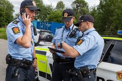 POLITIARBEID PÅ STEDET: Patruljemannskap starter etterforskning. (Foto: Adam Stirling)