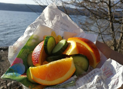 Oppkuttede frukt og grønnsaker er en sikker turmat-vinner.
