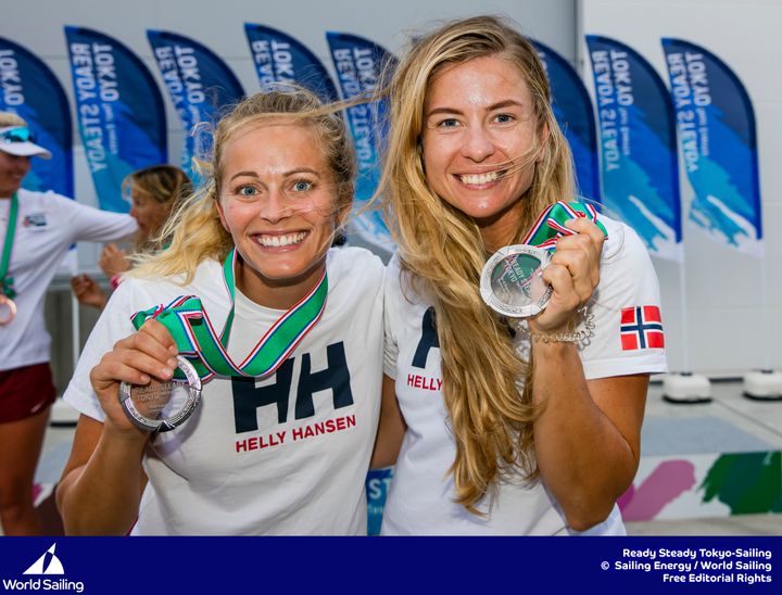 MEDALJE: Helene Næss og Marie Rønningen er blant medaljefavorittene i VM i 49er FX, og har som mål å gjenta bedriften fra prøve-OL der de endte på pallen med sølv. (Foto: Sailing Energy (free editorial use)