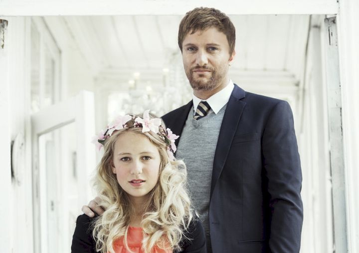Plan Norge gifter bort Thea (12) til Geir (37) i Kulturkirken Jakob i Oslo. Foto: Plan Norge