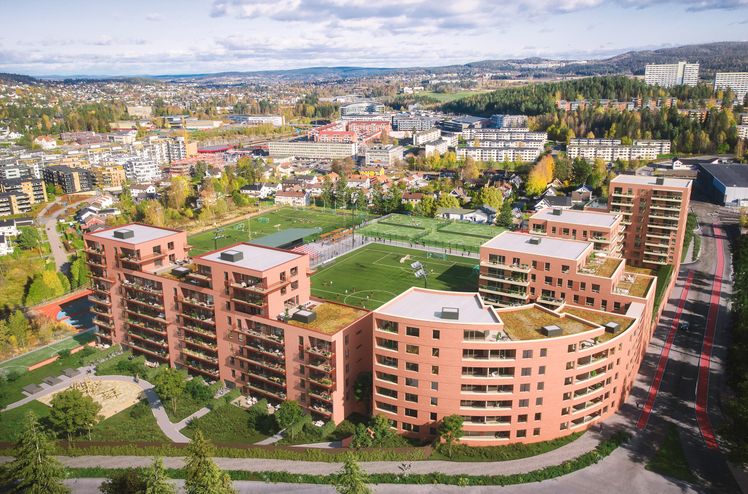 Prosjektet Rolvsrud Arena består av 300 leiligheter fordelt på fem leilighetsbygg, med næringsarealer og underliggende parkeringskjeller. Ill. Eve Images.